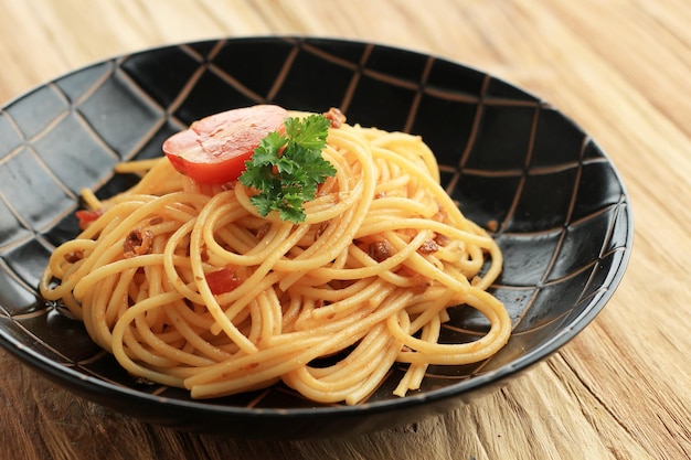 Spaghetti alla bolognese sulla banda nera