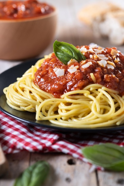 Spaghetti alla bolognese sulla tavola di legno