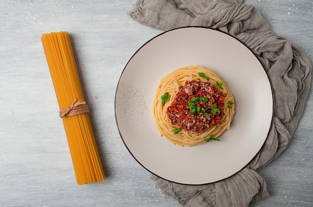 Spaghetti alla bolognese vista dall'alto primo piano senza persone fatte in casa