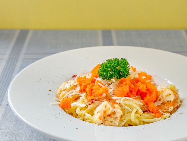 Spaghetti alla carbonara con gamberetti