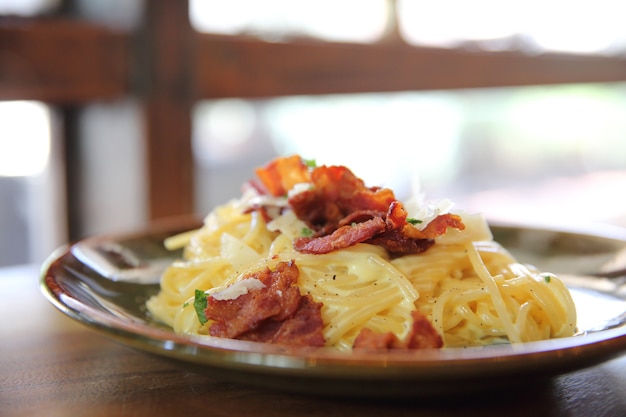 Spaghetti alla carbonara con pancetta e formaggio