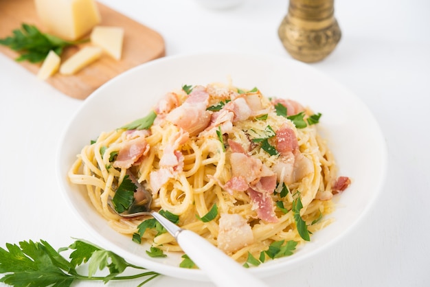 Spaghetti alla carbonara con pancetta tradizionale piatto italiano