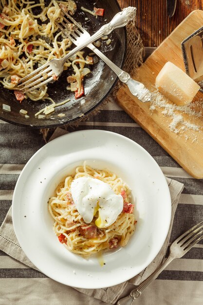 Spaghetti alla carbonara con uovo in camicia. Cibo italiano