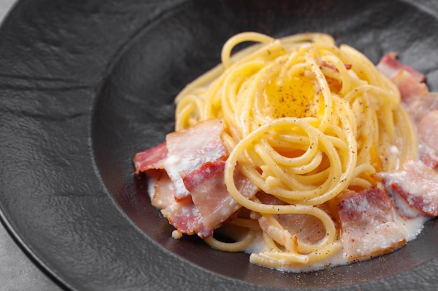 Spaghetti alla carbonara di pasta italiana con pancetta, uova, parmigiano