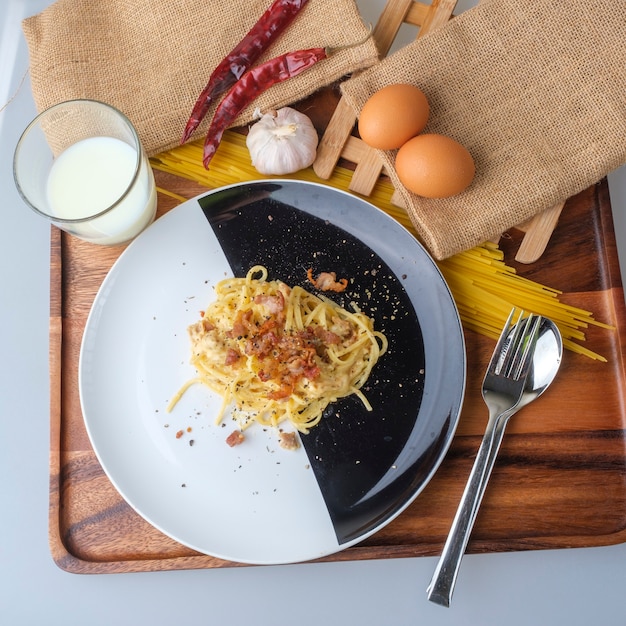 Spaghetti alla carbonara, pasta alla carbonara, parmigiano a pasta dura e salsa alla panna. Cucina tradizionale italiana.