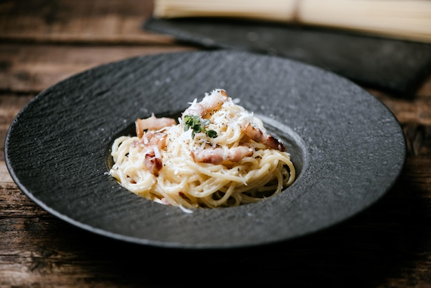 Spaghetti alla carbonara su un piatto nero