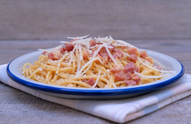 Spaghetti alla carbonara sul piatto