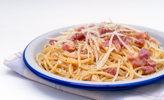 Spaghetti alla carbonara sul piatto