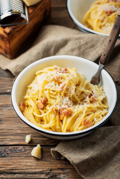 Spaghetti alla carbonara tradizionale italia