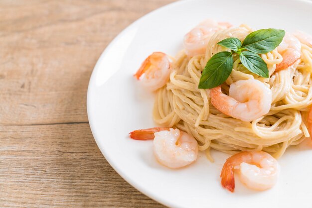 spaghetti alla crema di formaggio bianco con gamberetti