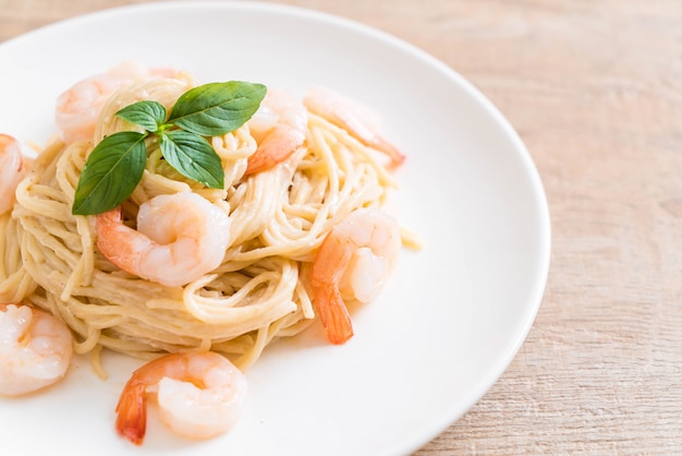 spaghetti alla crema di formaggio bianco con gamberetti