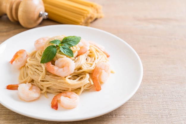 spaghetti alla crema di formaggio bianco con gamberetti