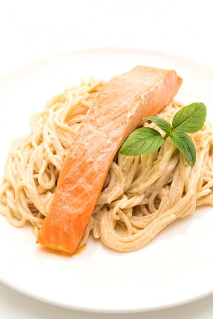 spaghetti alla crema di formaggio bianco con salmone