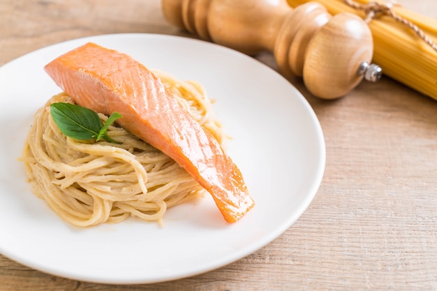 spaghetti alla crema di formaggio bianco con salmone