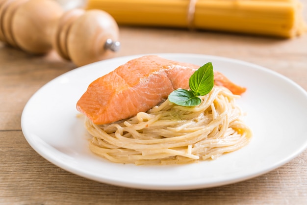 spaghetti alla crema di formaggio bianco con salmone