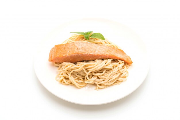 spaghetti alla crema di formaggio bianco con salmone