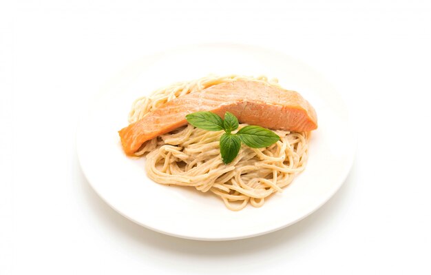 spaghetti alla crema di formaggio bianco con salmone