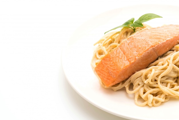 spaghetti alla crema di formaggio bianco con salmone