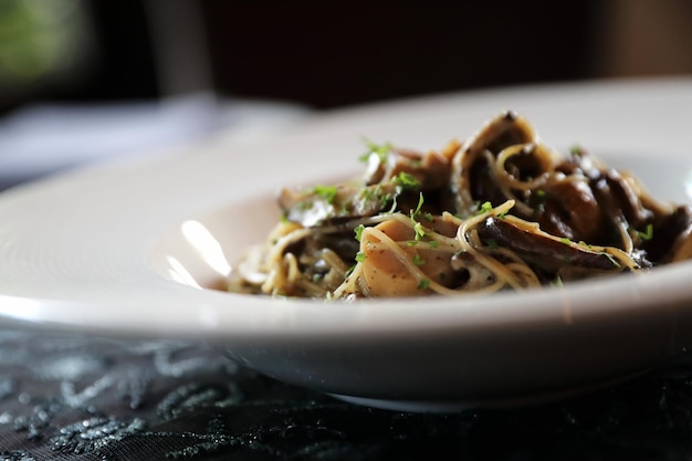 Spaghetti alla crema di tartufo con funghi