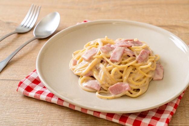 spaghetti alla panna bianca con prosciutto