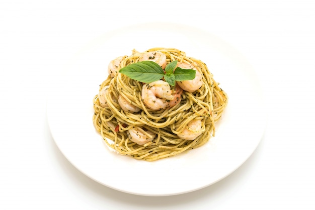 spaghetti alla pasta con pesto verde e gamberetti