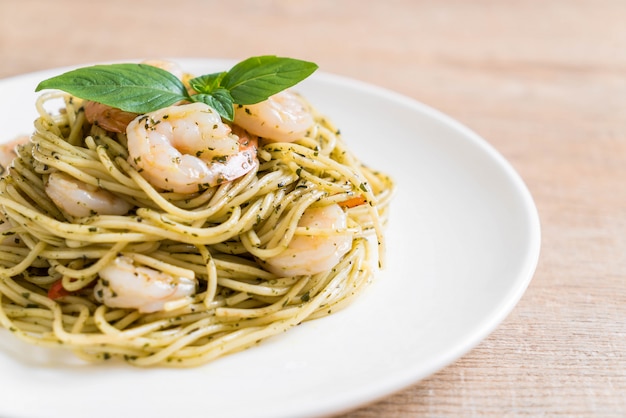 spaghetti alla pasta con pesto verde e gamberetti