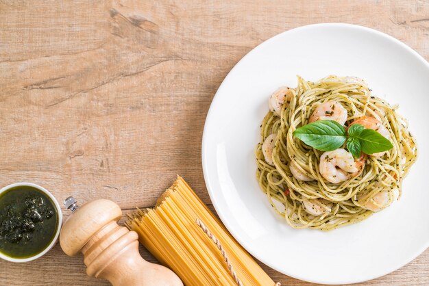 spaghetti alla pasta con pesto verde e gamberetti