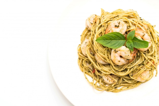 spaghetti alla pasta con pesto verde e gamberetti