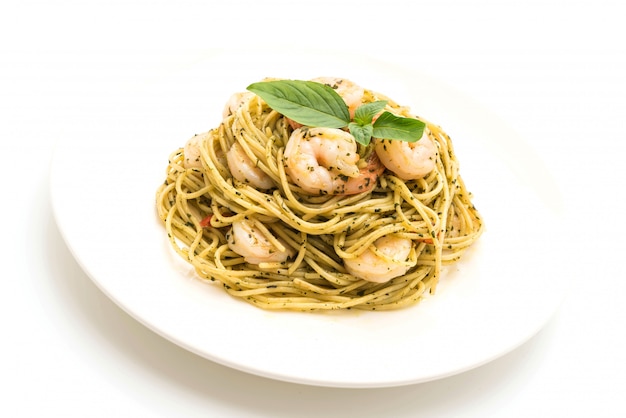 spaghetti alla pasta con pesto verde e gamberetti