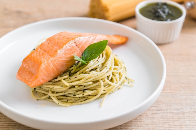 spaghetti alla pasta con pesto verde e salmone