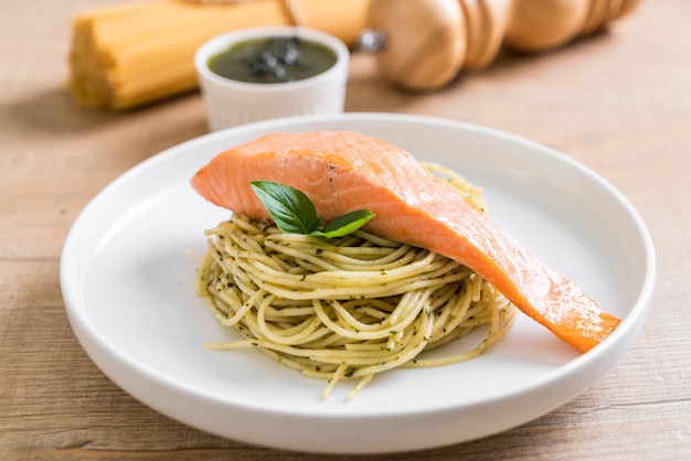 spaghetti alla pasta con pesto verde e salmone