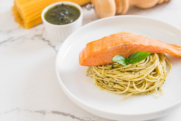 spaghetti alla pasta con pesto verde e salmone