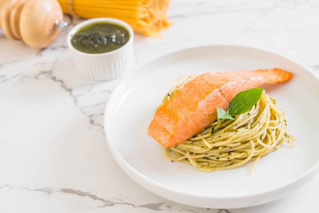 spaghetti alla pasta con pesto verde e salmone