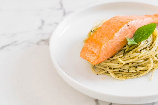 spaghetti alla pasta con pesto verde e salmone