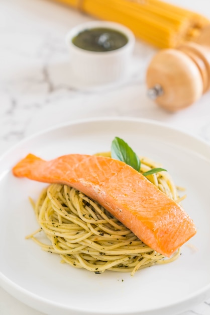 spaghetti alla pasta con pesto verde e salmone