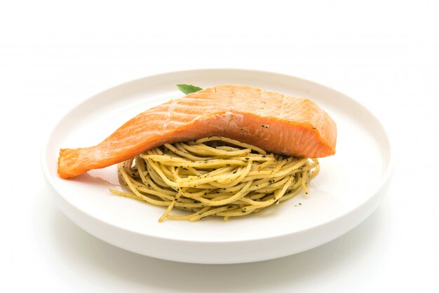 spaghetti alla pasta con pesto verde e salmone