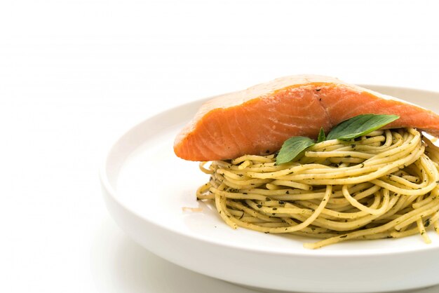 spaghetti alla pasta con pesto verde e salmone