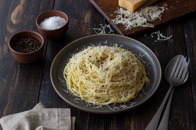 Spaghetti alla romana con pepe nero e formaggio. Cacio e pepe. Ricette. Vino. Cibo vegetariano. Cucina nazionale.