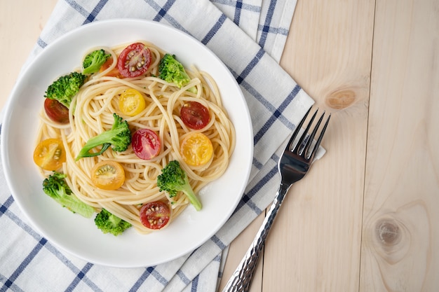 Spaghetti alle verdure con pomodoro e broccoli