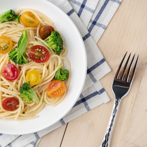 Spaghetti alle verdure con pomodoro e broccoli