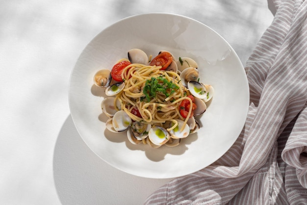 Spaghetti alle Vongole tradizionale pasta di pesce con vongole fresche