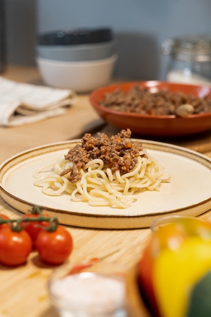 Spaghetti bolliti con carne macinata fritta sopra