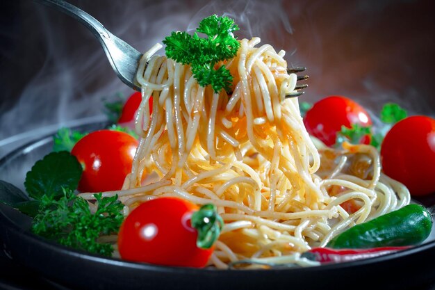 Spaghetti bolliti con condimenti e verdure su uno sfondo vecchio