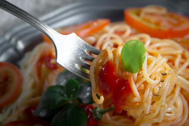 Spaghetti bolliti con condimenti e verdure su uno sfondo vecchio