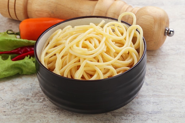 Spaghetti bolliti di pasta italiana con olio