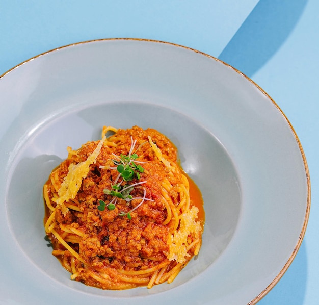 Spaghetti bolognese con formaggio parmigiano e pomodori