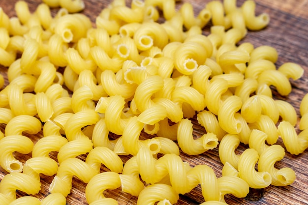 Spaghetti, cavatappi, maccheroni, italiano tradizionale della pasta sul fuoco selettivo di fine di legno del fondo