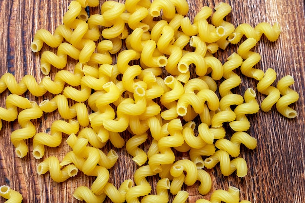 Spaghetti, cavatappi, maccheroni, pasta sulla tavola di legno, fine su