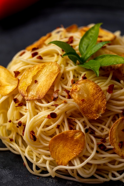 Spaghetti con aglio fritto e olio d'oliva.