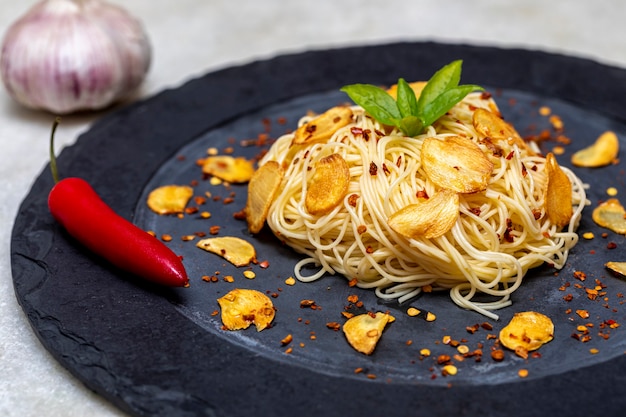 Spaghetti con aglio fritto e olio d'oliva.